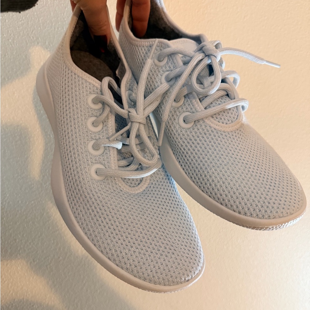 🏃🏻‍♀️Allbirds tree runners size 8 good used condition light blue
